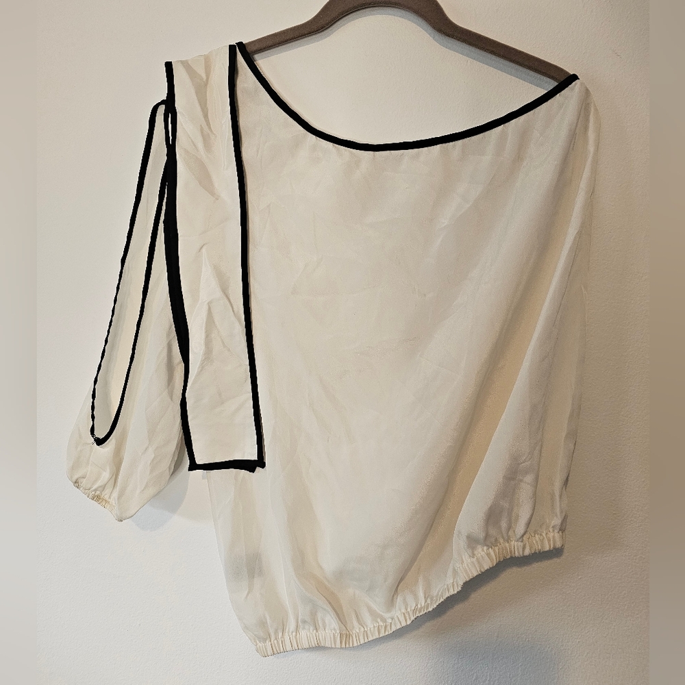 Zinga silky one shoulder top